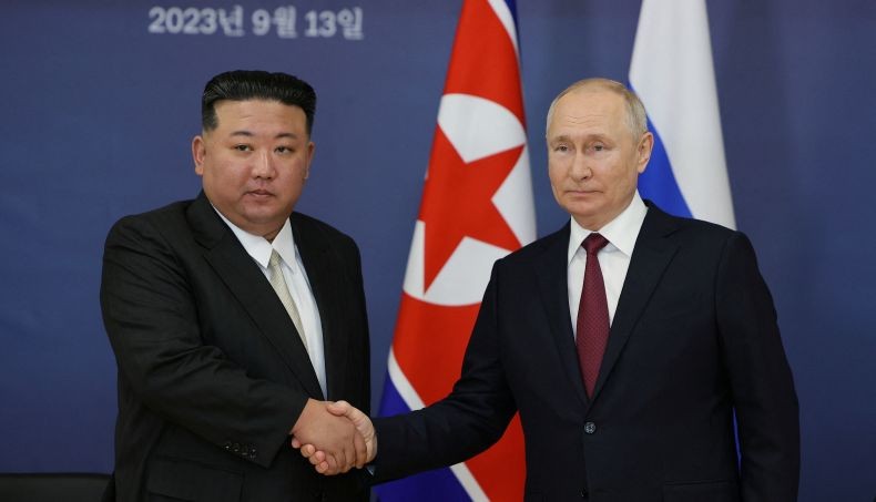 Putin Terima Undangan Kim Jong Un ke Korut, Beri Hadiah Sarung Tangan Luar Angkasa