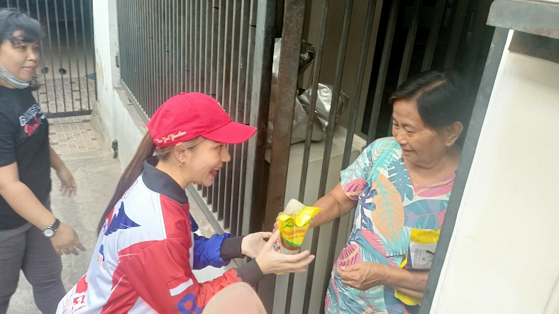 Bacaleg Partai Perindo Rere Tati Bagikan KTA Berasuransi dan 400 Liter Minyak di Depok