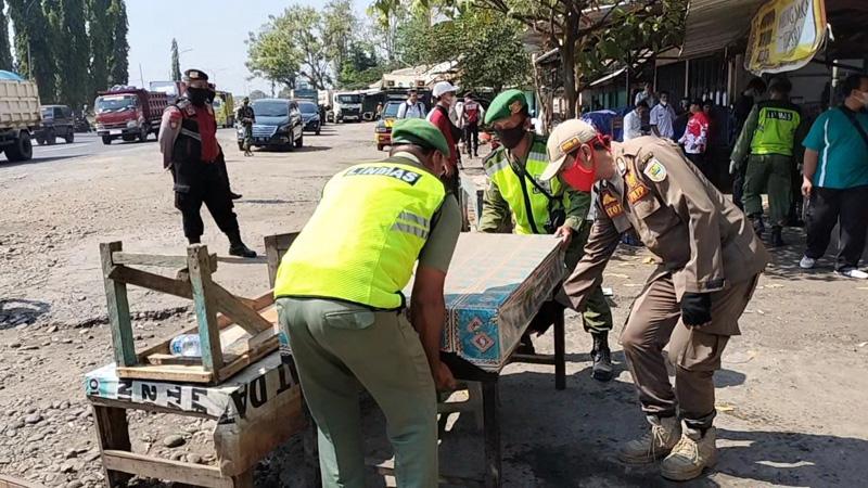 Puluhan Warung Remang-remang di Jalur Pantura Batang Dibongkar Petugas Gabungan