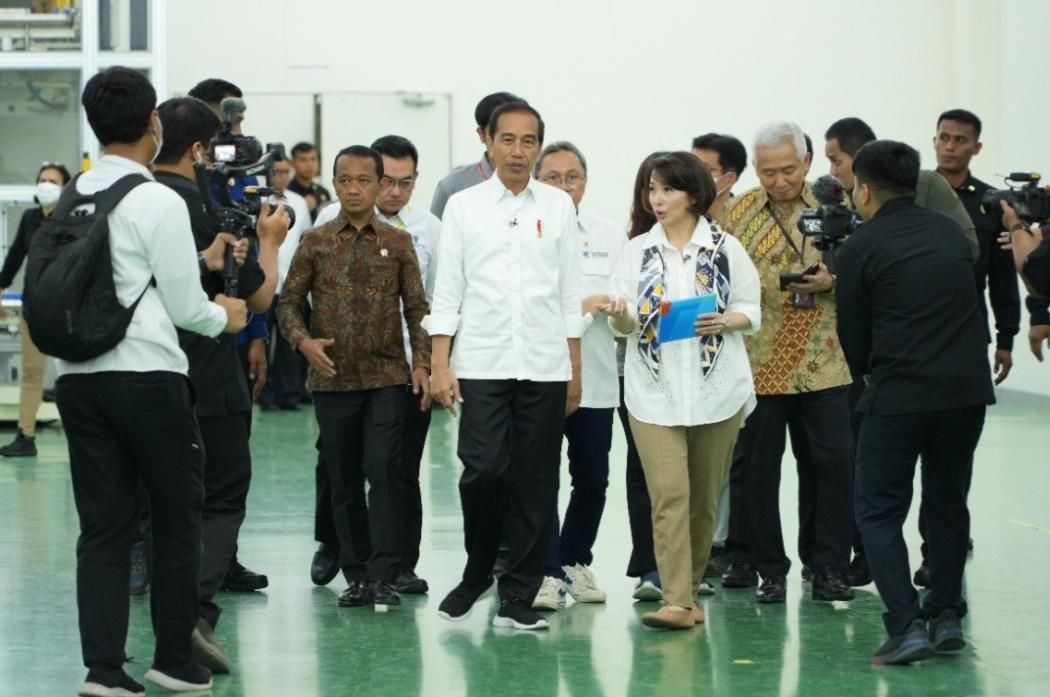  Pabrik Baterai Kendaraan Listrik Terbesar di Asia Tenggara Ada di Karawang, Bahlil: Bikin Bangga
