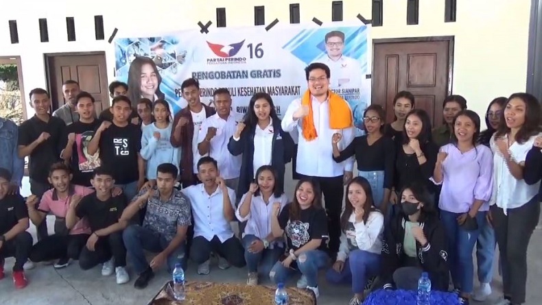 Bacaleg Perindo Firda Riwu Terima Penjaketan dari Michael Sianipar