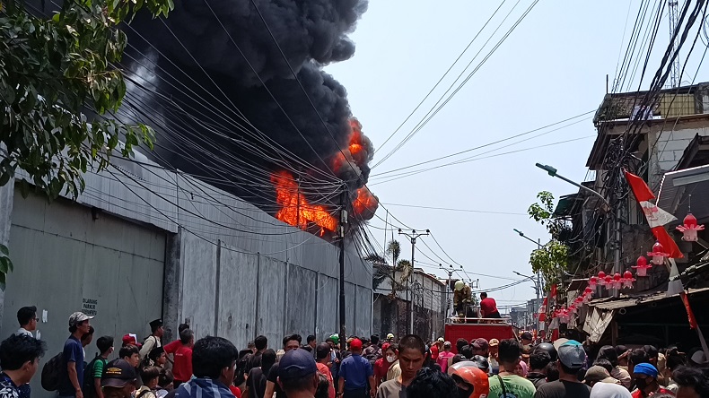 Pabrik Sandal di Kapuk Muara Jakut Terbakar, Karyawan Berhamburan Keluar