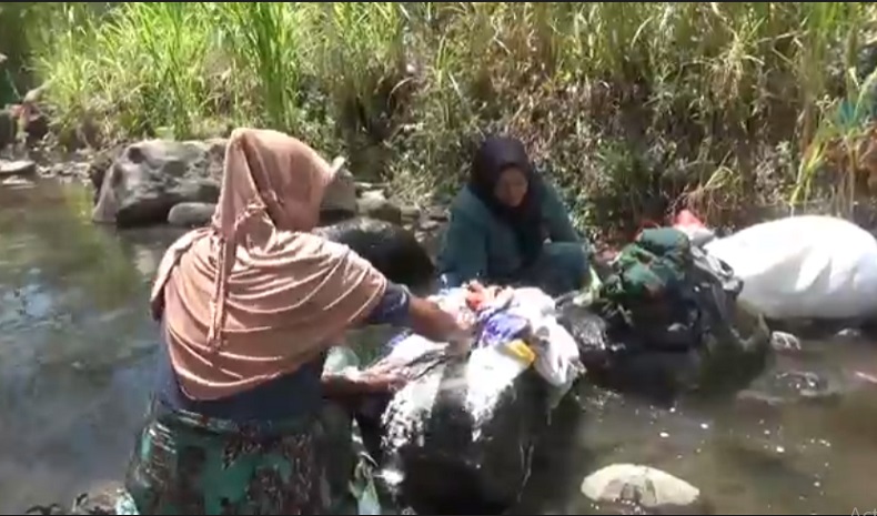 Krisis Air Bersih, Warga di Lumajang Terpaksa Gunakan Sisa Air Sungai