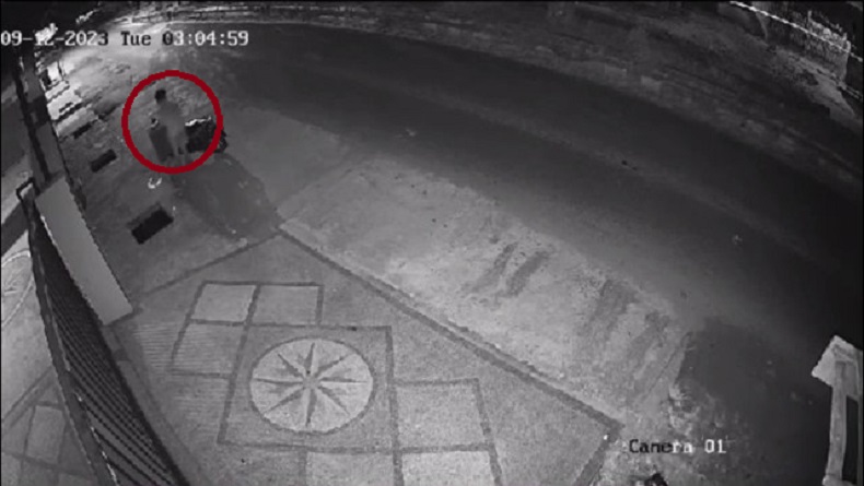 Terekam CCTV Maling Gasak Besi Penutup Trotoar di Kobar, Curian Diangkut Pakai Motor