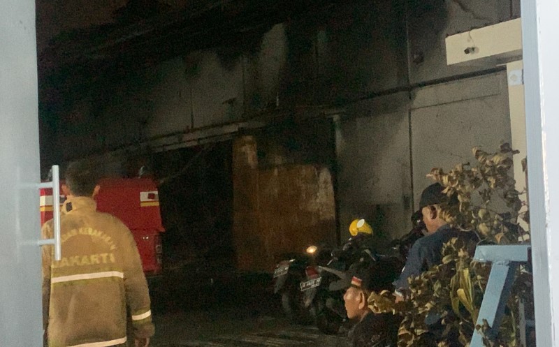 Kondisi Terkini Lokasi Kebakaran Pabrik Sandal di Penjaringan, Pemadaman Hampir Selesai