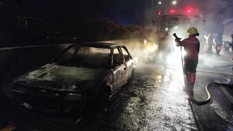 Sedan Corolla Terbakar di Km 130 A Tol Padaleunyi Bandung, Sopir Tewas