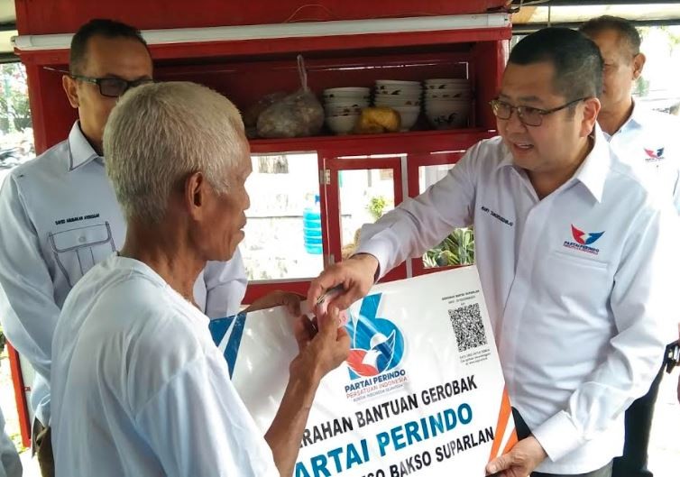 HT Bagikan Gerobak Perindo ke Pedagang Mi Ayam di Pekanbaru
