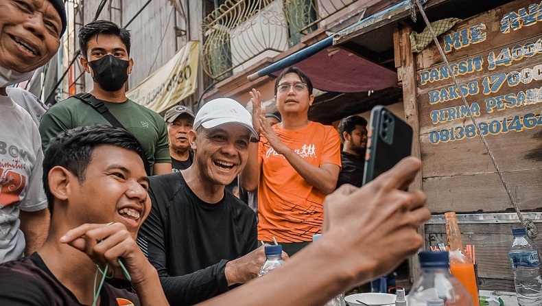 Ganjar Pranowo Singgah di Bakul Mi Ayam saat CFD, Warga Berebut Swafoto