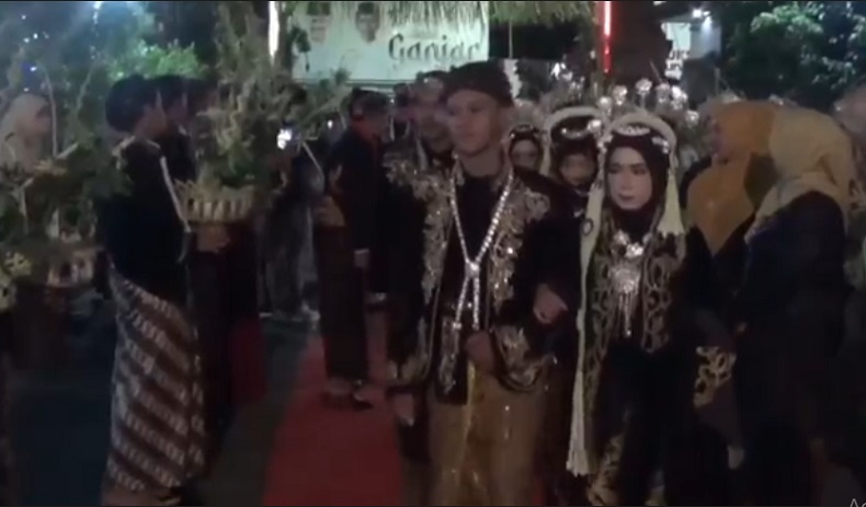 Bahagianya, 48 Pasangan Nikah Massal di Nganjuk Dapat Hadiah Nginap Gratis di Hotel