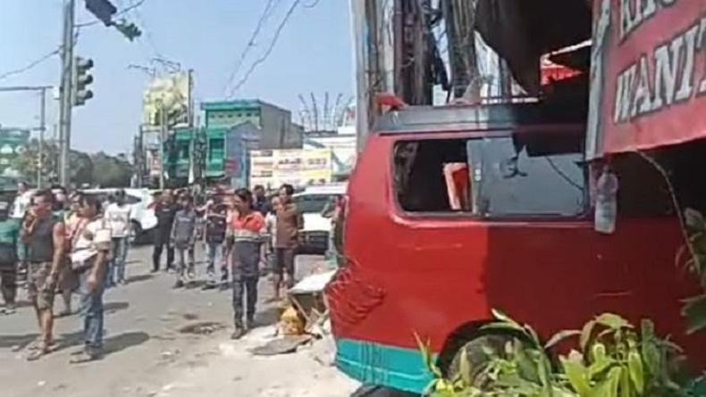 Angkot Tabrak Rumah Makan Padang di Bekasi, Sopir Tewas 2 Orang Terluka