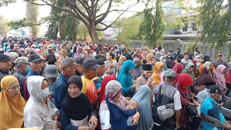 Ratusan Warga Bandung Antre Beras Murah, 10 Ton Ludes Sekejap 