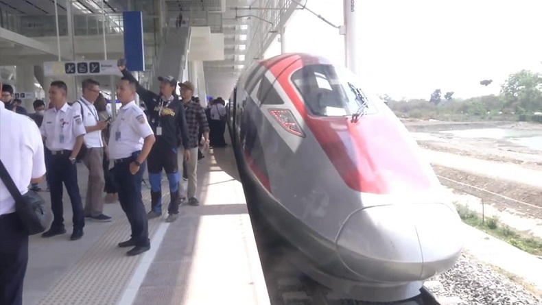 Antusiasme Warga Bandung Coba KCJB: Senang Banget, seperti Bukan di Indonesia