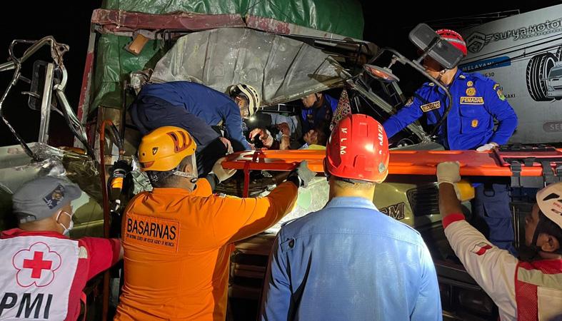  Kecelakaan Hari Ini 2 Truk Adu Banteng di Jalan Raya Magelang-Yogyakarta, Sopir Terjepit