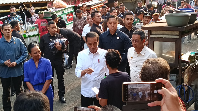Presiden Jokowi Tinjau Pasar Jatinegara, Disambut Pedagang dan Warga