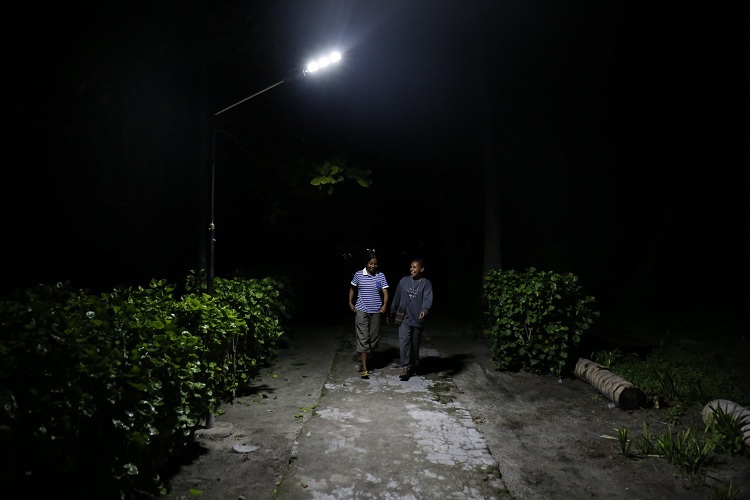 Bawa Cahaya ke Kepulauan Mapia, Kemensos Hadirkan Solar Home System