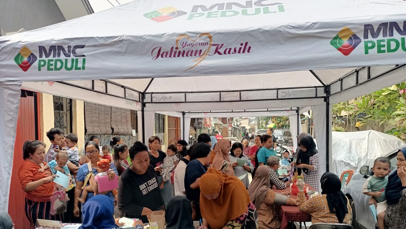 Warga Petojo Utara Semringah Terima Bantuan Tenda untuk Posyandu dari MNC Peduli