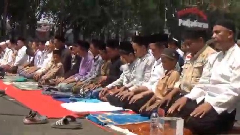 Kemarau Panjang, Ratusan Umat Islam Purwakarta Gelar Salat Istisqa