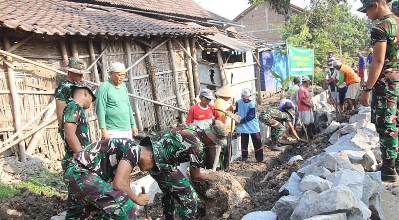Karya Bakti, Prajurit Yonif Raider 408 Suhbrastha Bangun Talud di Karangmalang Sragen