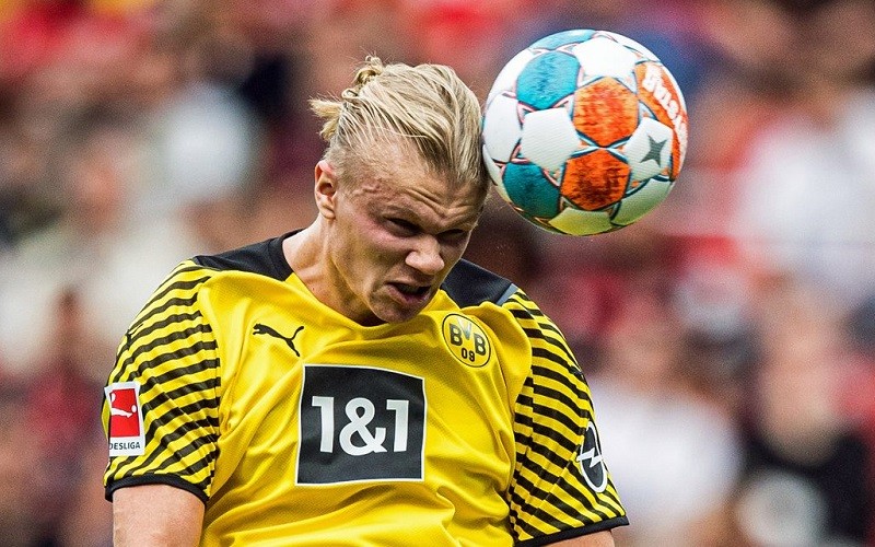 Mengenal Arti Istilah Heading dalam Sepak Bola
