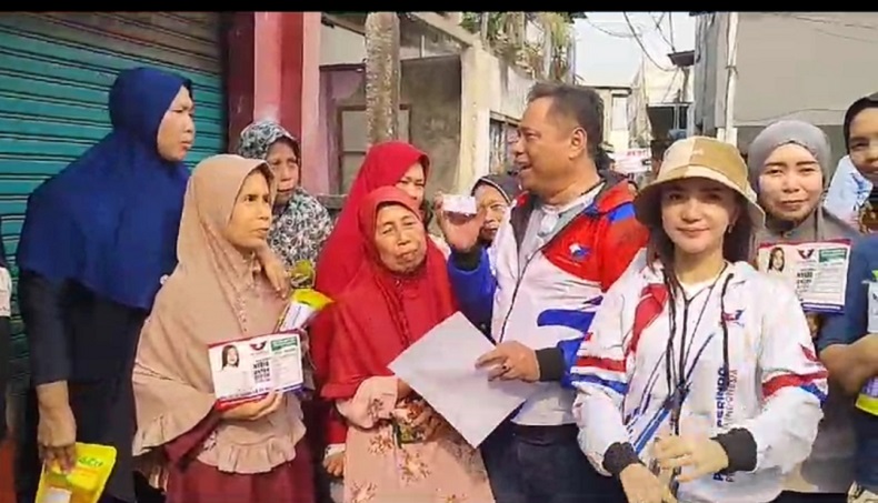 Ketua DPD Partai Perindo Kota Depok Bagikan Minyak Goreng dan KTA Berasuransi di Pancoran Mas