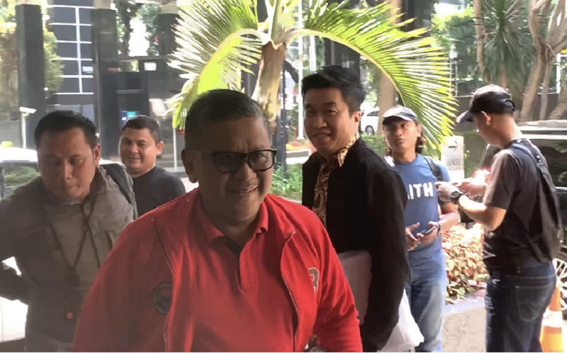 TPN Ganjar Gelar Rapat, Sekjen PDIP Hasto Kristiyanto Tiba di Gedung High End Jakpus