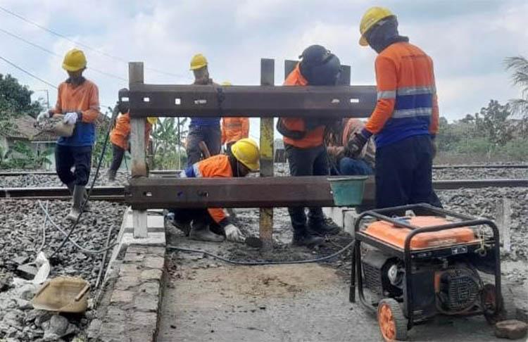 Cegah Kecelakaan, PT KAI Tutup Pelintasan Tanpa Pintu di Sedayu Bantul 