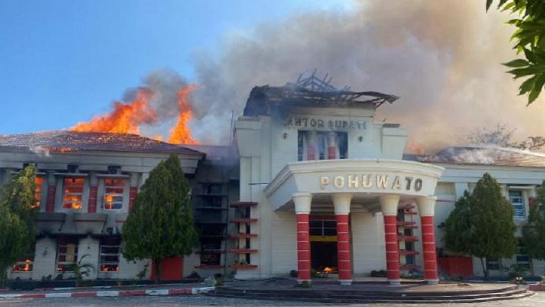 Kantor Bupati Pohuwato Dibakar Massa Pendemo