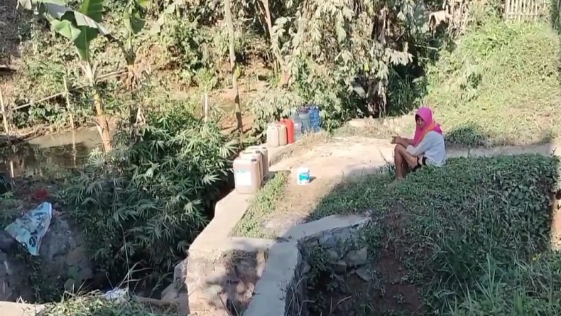 Bencana Kekeringan Semakin Parah, Warga Bandung Manfaatkan Air Selokan