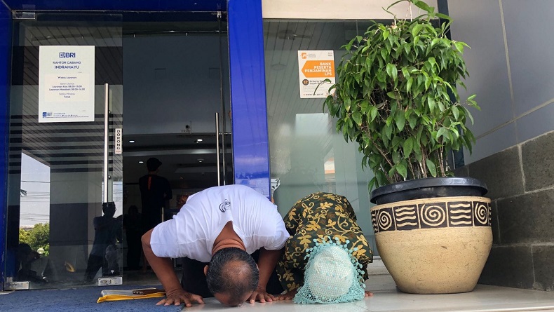 Nasabah BPR Karya Remaja Indramayu Sujud Syukur seusai Tabungan Dicairkan LPS