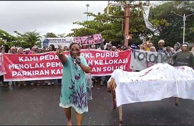 Blokade Jalan, PKL Pantai Cimpago Padang Tolak Relokasi Tempat Jualan