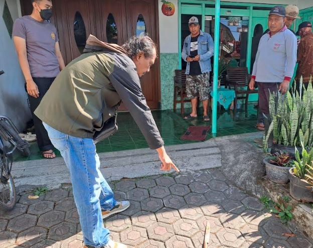 Batu Gempar, Pria Tusuk Istri Siri lalu Gantung Diri di Kamar Mandi