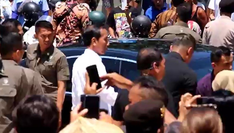 Momen Jokowi Berakhir Pekan di Bali, Turis Australia Ini Senang Bisa Swafoto hingga Dapat Kaus