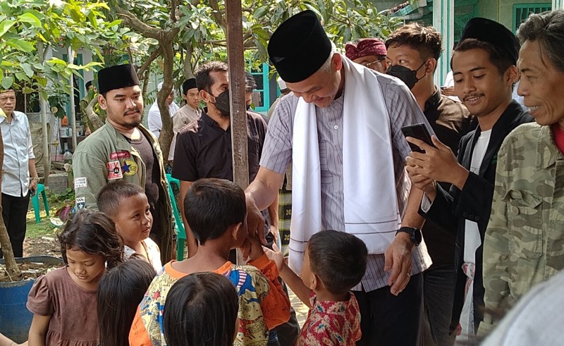Anak-Anak Berebut Cium Tangan Ganjar saat Silaturahmi dengan Tokoh Lintas Agama di Tangerang