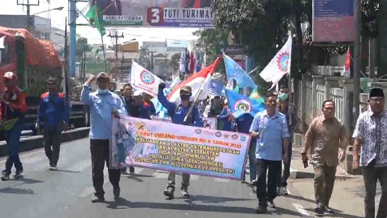 Tuntut Upah Layak, Ratusan Buruh Long March dan Geruduk DPRD KBB