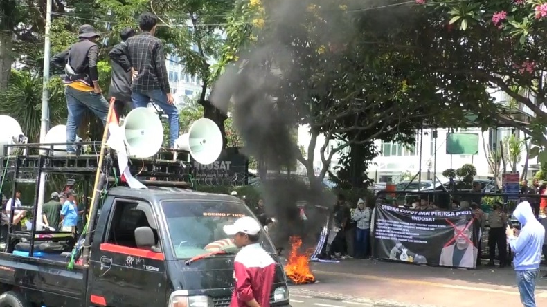 Demo Kasus Korupsi BTS Kominfo di Patung Kuda, Massa Bakar Ban