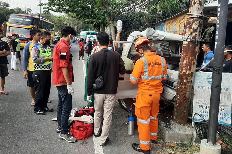 Kecelakaan di Kulonprogo, Pengemudi Pikap Terjepit Kabin usai Tabrak Tiang Listrik