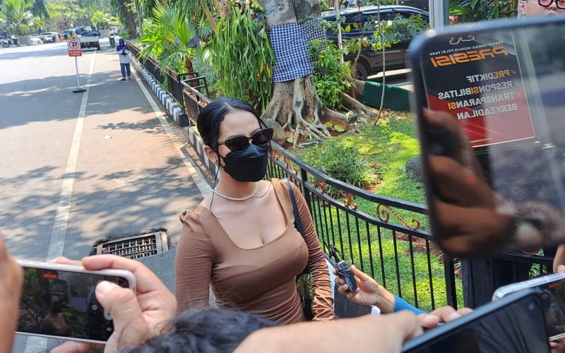 Penampakan Selebgram Siskaeee Penuhi Panggilan Polisi soal Rumah Produksi Film Porno