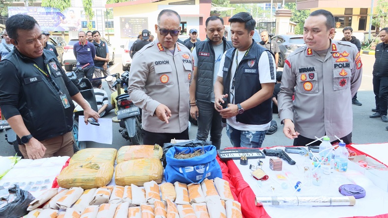 Polisi Gerebek Kampung Bahari Jakut, Tangkap 34 Orang hingga Sita Narkoba