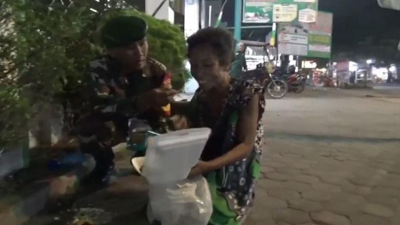 Lihat Perempuan ODGJ Berkeliaran Tanpa Busana, Anggota TNI Pakaikan Baju dan Beri Makan