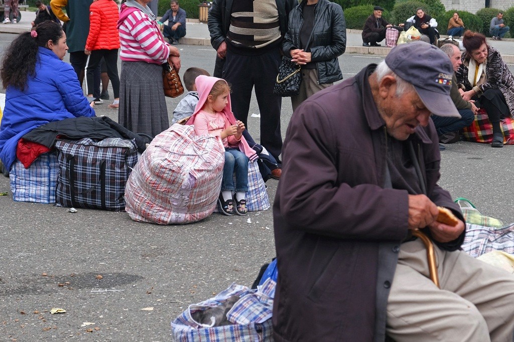 Ratusan Keluarga Armenia Terlunta-lunta di Jalanan Karabakh, Puluhan Orang Tewas akibat Ledakan SPBU