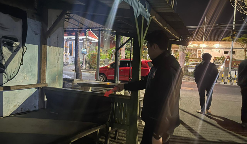 Bayi Baru Lahir Menangis Kedinginan di Poskamling Batu, Ditemukan Warga Pulang Kerja