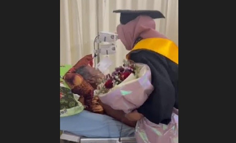 Video Viral Mahasiswi Lampung Kehilangan Ayah Tercinta di Hari Wisuda, Sempat Cium Tangan