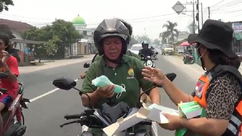 Cegah Dampak Asap Kebakaran, Satgas Karhutla Palangka Raya Bagikan 4.000 Masker