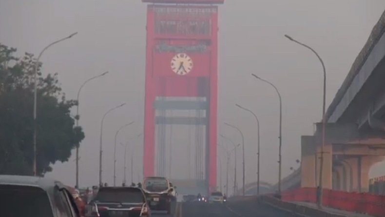 Kabut Asap Selimuti Kota Palembang, Warga: Abu Sisa Kebakaran Masuk Rumah