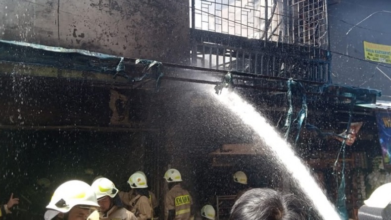 Kebakaran di Gambir Jakpus, Bangunan Semi-Permanen Ludes Dilahap Api