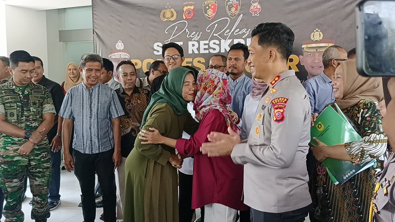 Momen Haru 2 Ortu Bayi Tertukar di Bogor Berpelukan usai Anak Kandungnya Diserahkan