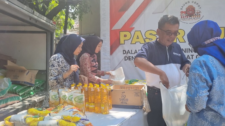 Harga Beras Mahal Tak Terjangkau, Ratusan Warga Kebun Jeruk Bandung Serbu Pasar Murah
