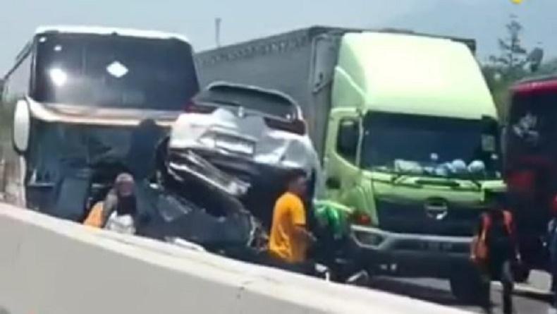 Kecelakaan Beruntun Hari Ini di Tol Ungaran-Semarang, 2 Mobil Tertumpuk