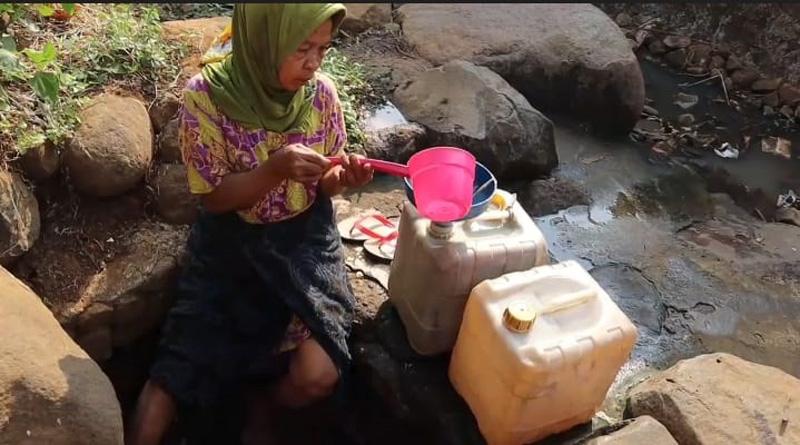 Potret Kekeringan di Tegal, Warga Gali Sumur di Kubangan hingga Beli Air Rp6.000 per Galon