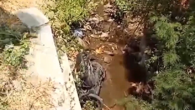 Terjun ke Sungai, 2 Pengendara Motor Dievakuasi ke RSUD Prof. dr. Soekandar Mojokerto